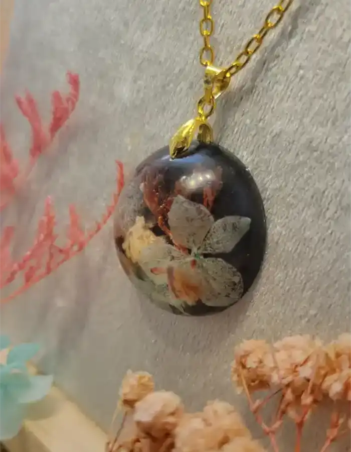 Handcrafted Resin Pendant Botanica - Luna