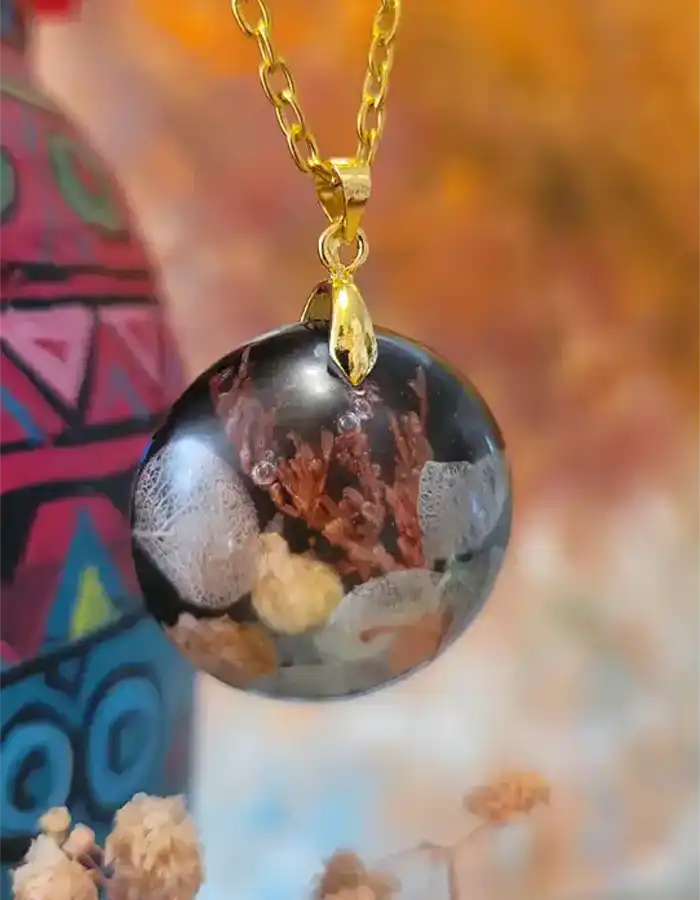 Handcrafted Resin Pendant Botanica - Luna