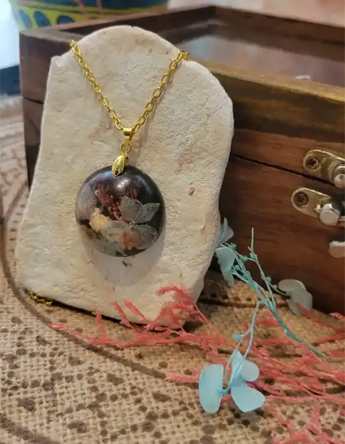 Handcrafted Resin Pendant Botanica - Luna