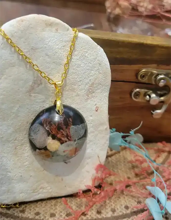 Handcrafted Resin Pendant Botanica - Luna